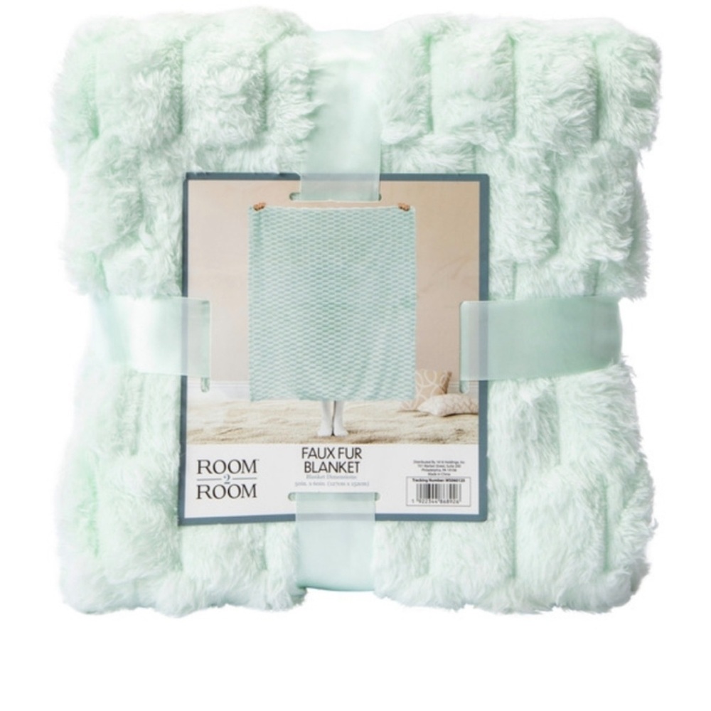 Room 2 Room Faux Fur Blanket 50" × 60" Brand New With Tags Light Mint Green